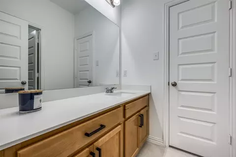 Bath - 5124 Unity Dr, Denton, TX 76207 photo 1 of 3