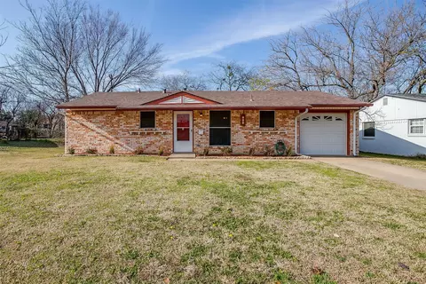 820 Sunnybrook Dr, Burleson, TX 76028
