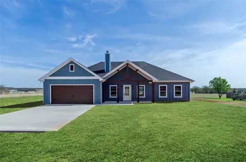 316 Clubview Dr, Bowie, TX 76230