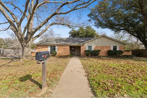 837 S Ridgeway Dr, Cleburne, TX 76033