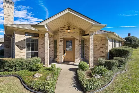 2 Friendswood Dr, Longview, TX 75605