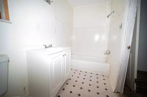 Bath - 206 Ash St, Minden, LA 71055 photo 2 of 3