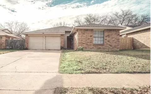 108 Caprock Dr, Arlington, TX 76018