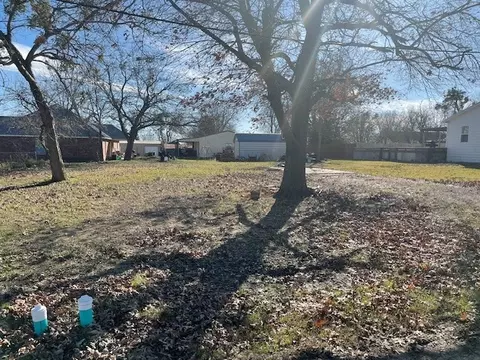 707 W Turner St, Wolfe City, TX 75496