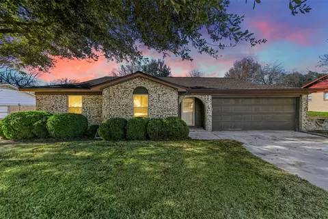109 Lochness Ln, Benbrook, TX 76126