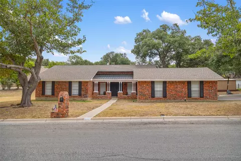 702 Oakpark Dr, Brownwood, TX 76801