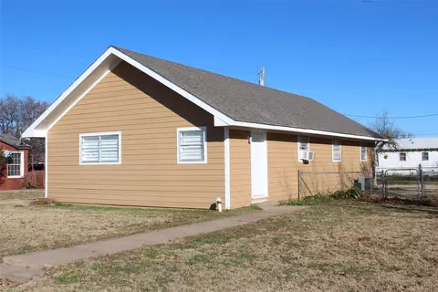 950 N Munday Ave, Munday, TX 76371