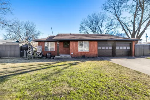709 Lilly St, Cleburne, TX 76033