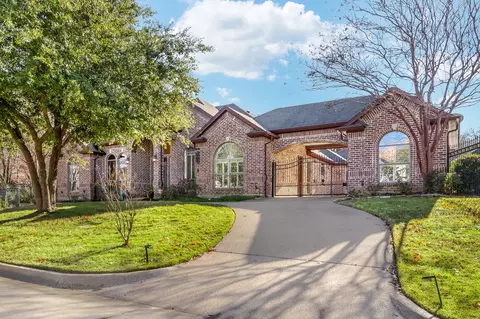 2000 Windswept Ct, Arlington, TX 76012
