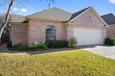 2808 Hollypoint Ct, Arlington, TX 76015