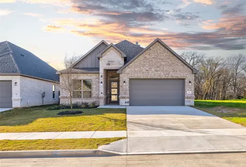 911 Boston Ln, River Oaks, TX 76114