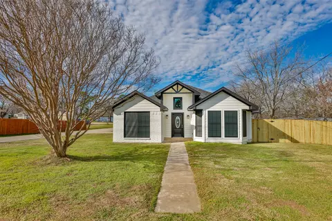 800 N Prairie St N, Pilot Point, TX 76258
