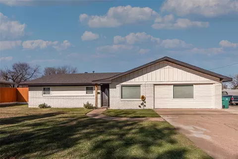 804 Miller St, Bowie, TX 76230
