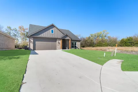 304 Kelcey Ct, Trenton, TX 75490
