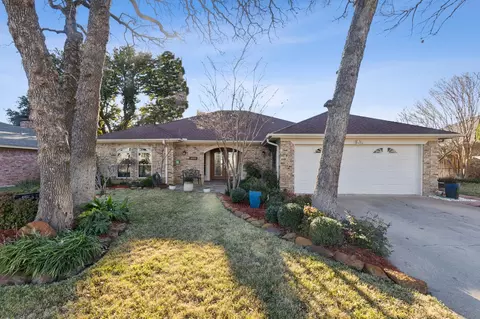 2033 Parkridge Dr, Hurst, TX 76054