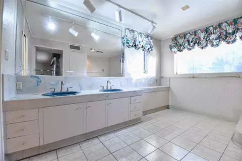 Bath - 22 Pegues Pl, Longview, TX 75601 photo 8 of 9
