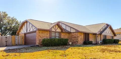 1818 Northtown Dr, Grand Prairie, TX 75050