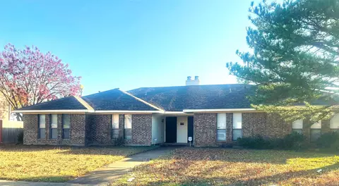 804 Red Bud Dr #2, Desoto, TX 75115
