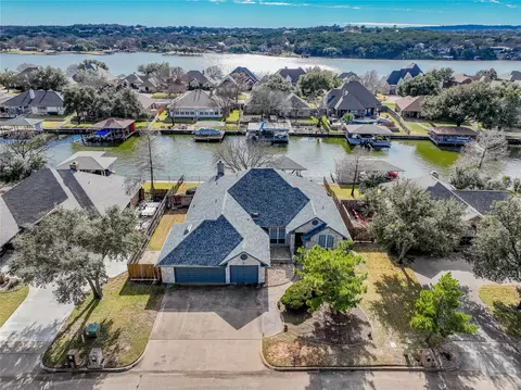 2504 Waters Edge Dr, Granbury, TX 76048