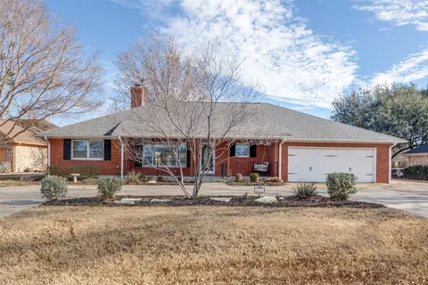 212 Kiowa Dr N, Lake Kiowa, TX 76240