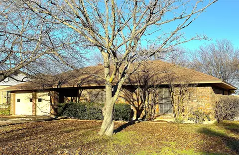 1015 Sproles Dr, Benbrook, TX 76126