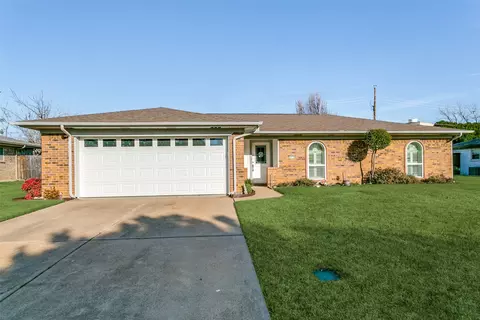 2612 Spring Valley Dr, Bedford, TX 76021