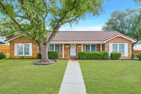 2800 Hurstview Dr, Hurst, TX 76054