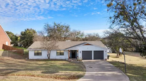 301 Saddleview Ct, Granbury, TX 76048