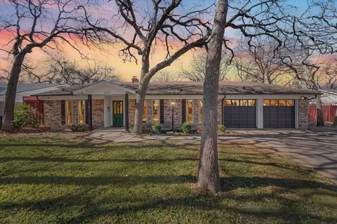 1529 Oak Creek Dr, Hurst, TX 76054