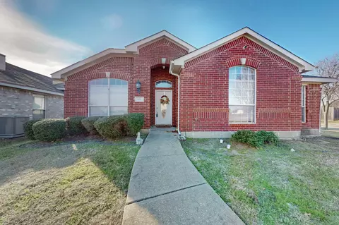 901 Clear Creek Dr, Mesquite, TX 75181