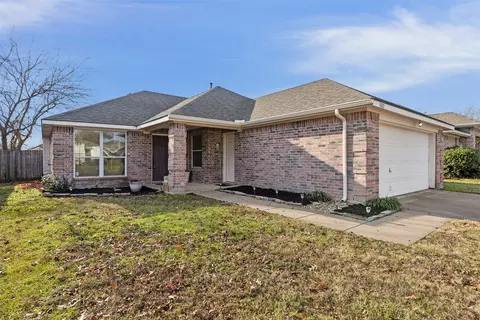 1021 Silver Spur Ln, Fort Worth, TX 76179