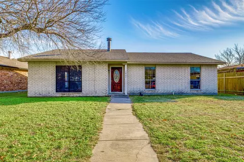 1805 Independence Ct, Grand Prairie, TX 75052