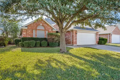 5040 Roundtree Ct, Haltom City, TX 76137