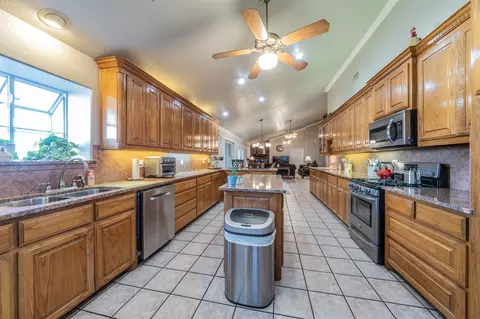 Kitchen - 20175 Willow Glade Cir, Pilot Point, TX 76258 photo 3 of 4