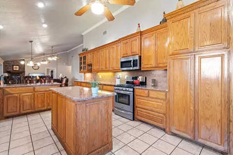 Kitchen - 20175 Willow Glade Cir, Pilot Point, TX 76258 photo 2 of 4