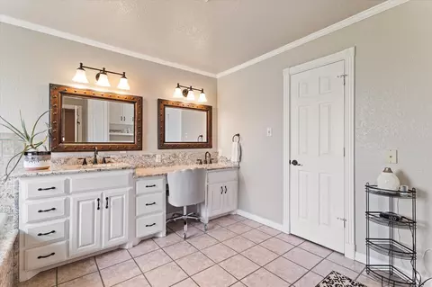 Bath - 20175 Willow Glade Cir, Pilot Point, TX 76258 photo 1 of 4