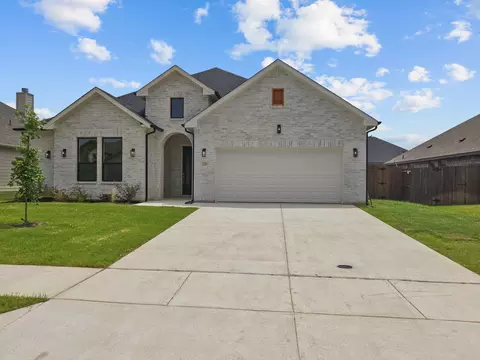 220 Magnolia Dr, Azle, TX 76020