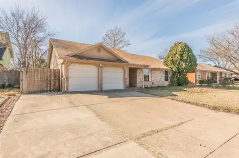 210 Valley Forge Ln, Arlington, TX 76002