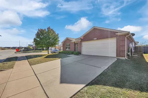 1816 Crested Butte Dr, Fort Worth, TX 76131