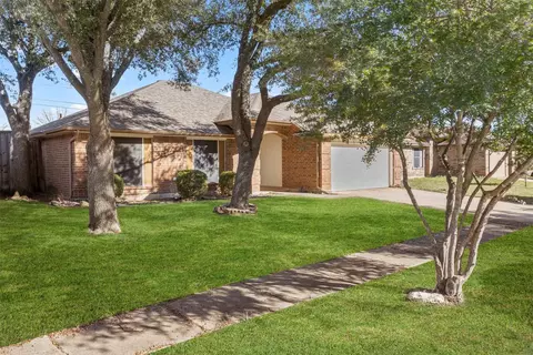 808 Simon Dr, Cedar Hill, TX 75104