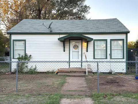 900 Green St, Quanah, TX 79252