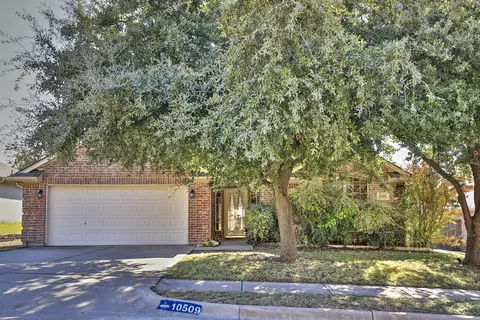 10509 Stonehill Dr, Benbrook, TX 76126