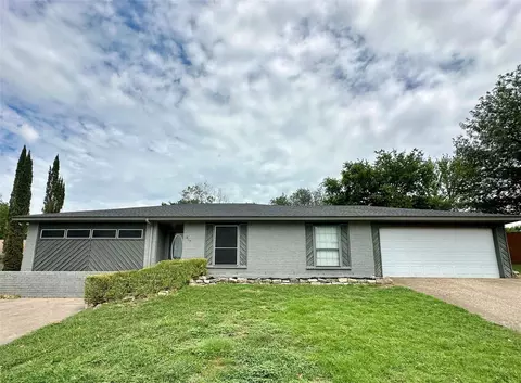 817 Cross Timbers Dr, Fort Worth, TX 76108