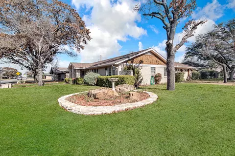 5663 Woodway Dr, Fort Worth, TX 76133