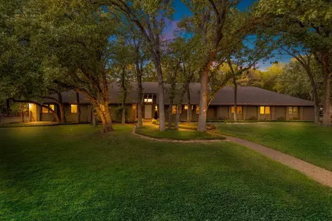 609 Crown Colony Dr, Arlington, TX 76006