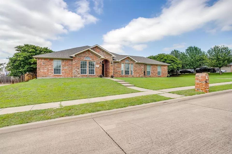 Exterior - 1721 Vista Ridge Dr W, Midlothian, TX 76065 photo 3 of 11