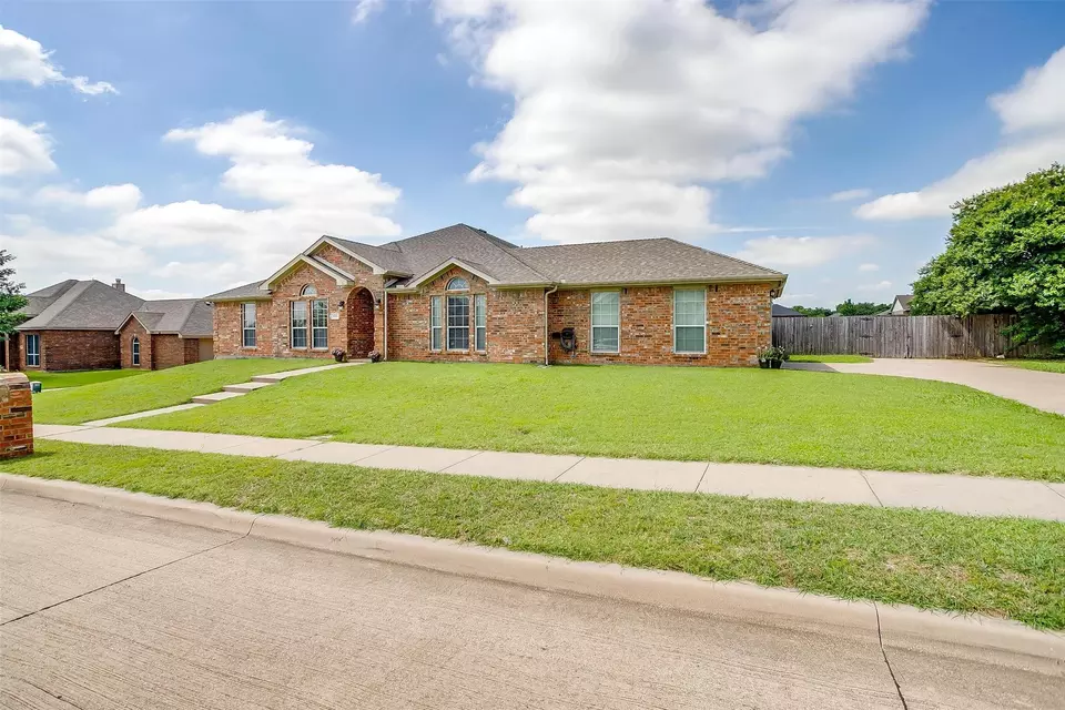 Exterior - 1721 Vista Ridge Dr W, Midlothian, TX 76065 photo 6 of 11