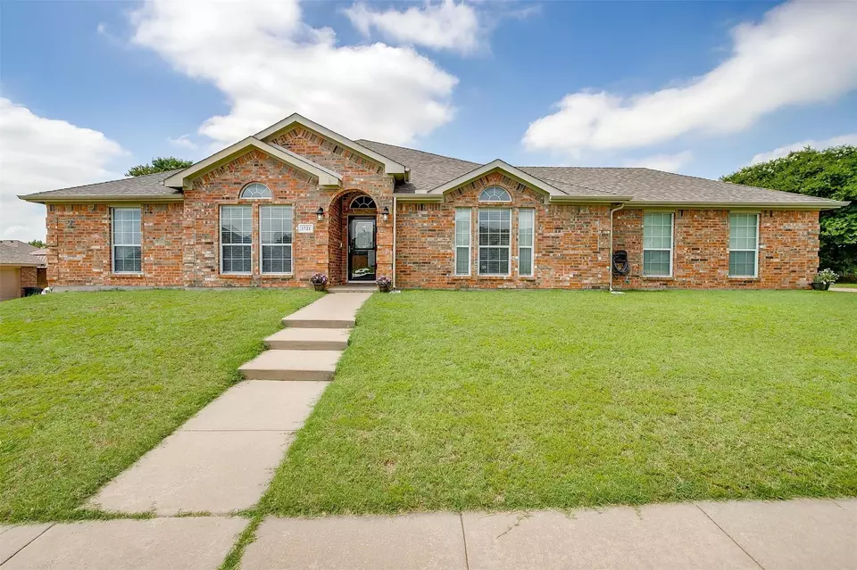 Exterior - 1721 Vista Ridge Dr W, Midlothian, TX 76065 photo 1 of 11