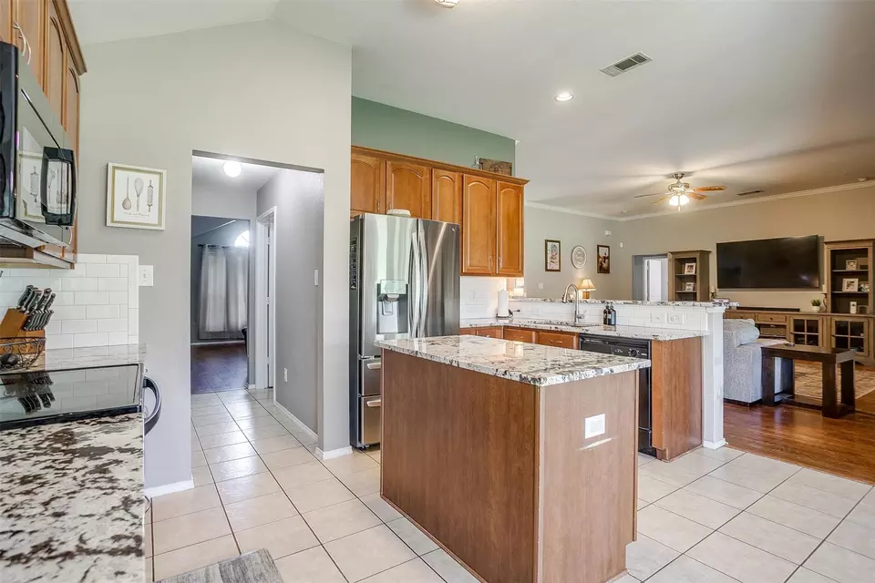 Kitchen - 1721 Vista Ridge Dr W, Midlothian, TX 76065 photo 2 of 4