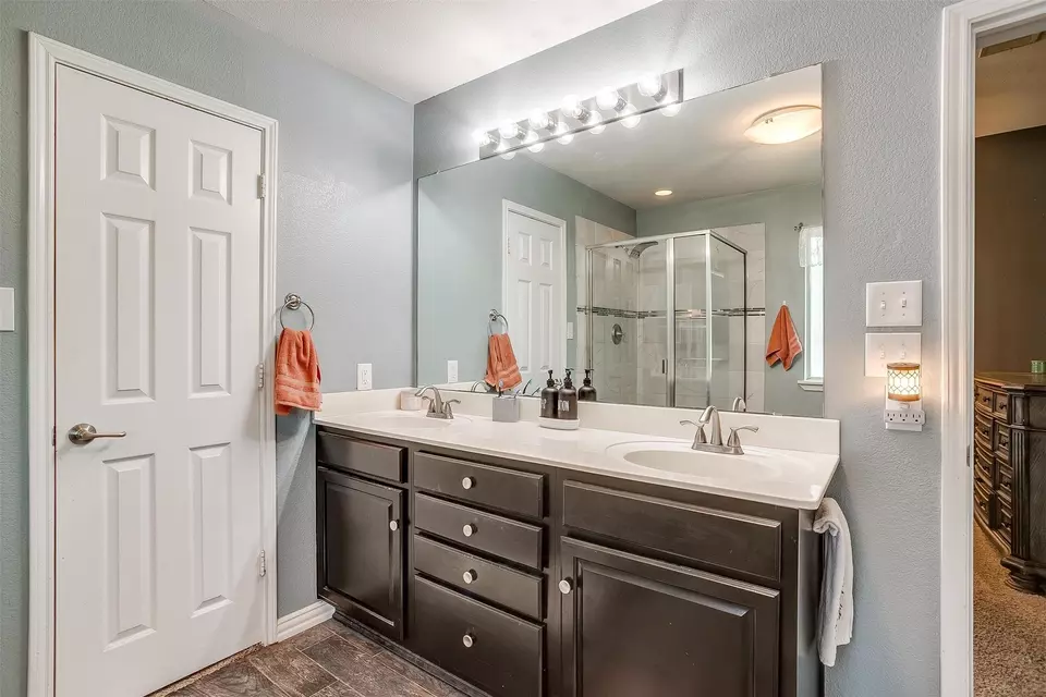 Bath - 1721 Vista Ridge Dr W, Midlothian, TX 76065 photo 2 of 3